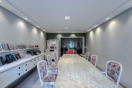 Casa para alugar com 300m², 4 quartos e 4 vagas Casa para alugar com 300m², 4 quartos e 4 vagasSala