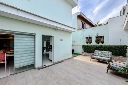 Casa para alugar com 300m², 4 quartos e 4 vagas Casa para alugar com 300m², 4 quartos e 4 vagasÁrea externa