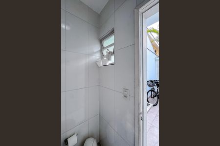 Casa para alugar com 300m², 4 quartos e 4 vagas Casa para alugar com 300m², 4 quartos e 4 vagasBanheiro de serviço