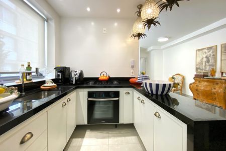Apartamento à venda com 111m², 2 quartos e 3 vagas Apartamento à venda com 111m², 2 quartos e 3 vagasCozinha