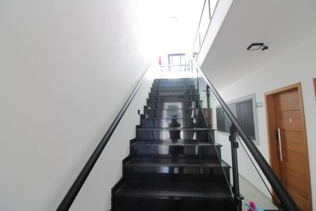 escada externa de apartamento para alugar com 2 quartos, 40m² em Jardim Nordeste, São Paulo