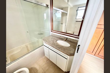 Apartamento à venda com 82m², 3 quartos e 2 vagasBanheiro da Suíte