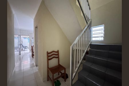 Casa à venda com 218m², 3 quartos e 2 vagas Casa à venda com 218m², 3 quartos e 2 vagasEscada