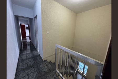 Casa à venda com 218m², 3 quartos e 2 vagas Casa à venda com 218m², 3 quartos e 2 vagasEscada