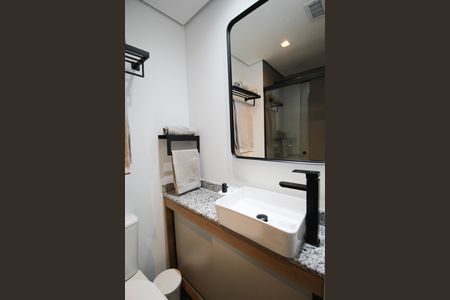 Banheiro de kitnet/studio para alugar com 1 quarto, 26m² em Moema, São Paulo