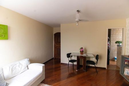 Apartamento à venda com 90m², 2 quartos e 1 vaga Apartamento à venda com 90m², 2 quartos e 1 vagaSala