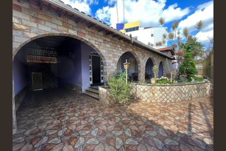 Casa para alugar com 300m², 4 quartos e 5 vagas