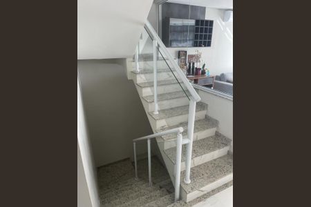 ESCADA INTERNA de casa à venda com 3 quartos, 201m² em Bela Vista, Osasco