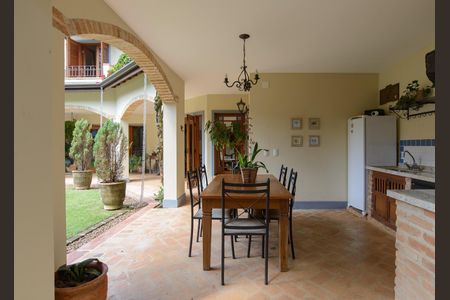 Casa de condomínio à venda com 416m², 4 quartos e 4 vagas Casa de condomínio à venda com 416m², 4 quartos e 4 vagasÁrea externa