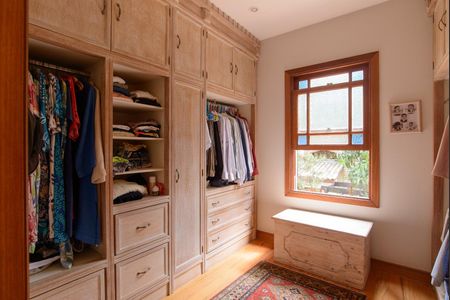 Casa de condomínio à venda com 416m², 4 quartos e 4 vagas Casa de condomínio à venda com 416m², 4 quartos e 4 vagasCloset