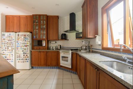 Casa de condomínio à venda com 416m², 4 quartos e 4 vagas Casa de condomínio à venda com 416m², 4 quartos e 4 vagasCozinha