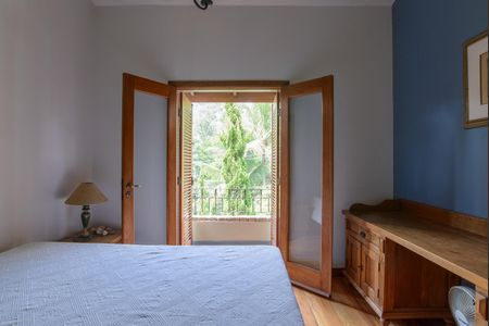 Casa de condomínio à venda com 416m², 4 quartos e 4 vagas Casa de condomínio à venda com 416m², 4 quartos e 4 vagasQuarto 2