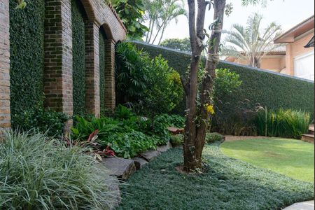 Casa de condomínio à venda com 416m², 4 quartos e 4 vagas Casa de condomínio à venda com 416m², 4 quartos e 4 vagasÁrea externa