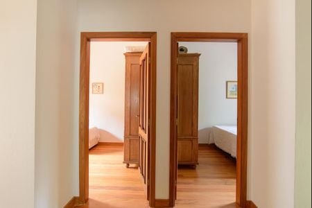 Casa de condomínio à venda com 416m², 4 quartos e 4 vagas Casa de condomínio à venda com 416m², 4 quartos e 4 vagasCorredor