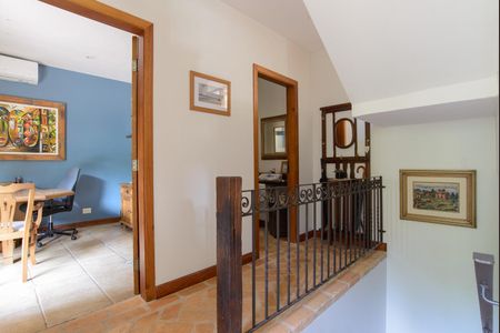 Casa de condomínio à venda com 416m², 4 quartos e 4 vagas Casa de condomínio à venda com 416m², 4 quartos e 4 vagasCorredor