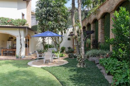 Casa de condomínio à venda com 416m², 4 quartos e 4 vagas Casa de condomínio à venda com 416m², 4 quartos e 4 vagasÁrea externa