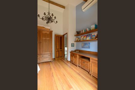 Casa de condomínio à venda com 416m², 4 quartos e 4 vagas Casa de condomínio à venda com 416m², 4 quartos e 4 vagasEscritório