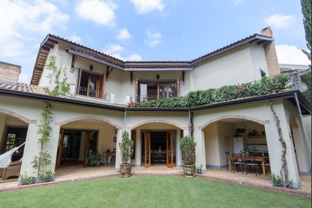Casa de condomínio à venda com 416m², 4 quartos e 4 vagas Casa de condomínio à venda com 416m², 4 quartos e 4 vagasFachada