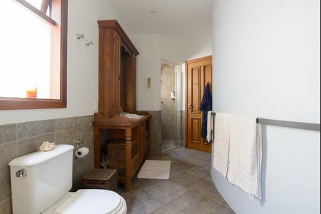 Casa de condomínio à venda com 416m², 4 quartos e 4 vagas Casa de condomínio à venda com 416m², 4 quartos e 4 vagasBanheiro