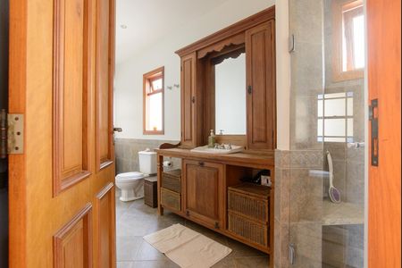 Casa de condomínio à venda com 416m², 4 quartos e 4 vagas Casa de condomínio à venda com 416m², 4 quartos e 4 vagasBanheiro