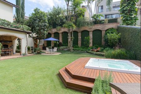 Casa de condomínio à venda com 416m², 4 quartos e 4 vagas Casa de condomínio à venda com 416m², 4 quartos e 4 vagasÁrea externa