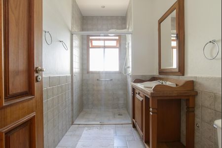 Casa de condomínio à venda com 416m², 4 quartos e 4 vagas Casa de condomínio à venda com 416m², 4 quartos e 4 vagasBanheiro