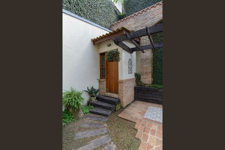 Casa de condomínio à venda com 416m², 4 quartos e 4 vagas Casa de condomínio à venda com 416m², 4 quartos e 4 vagasÁrea externa