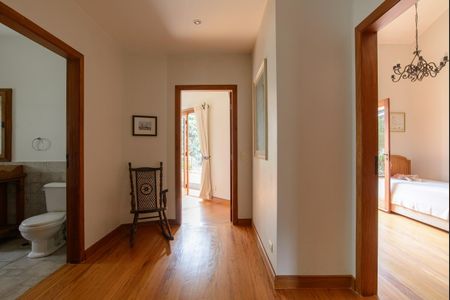 Casa de condomínio à venda com 416m², 4 quartos e 4 vagas Casa de condomínio à venda com 416m², 4 quartos e 4 vagasCorredor