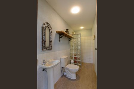 Casa de condomínio à venda com 416m², 4 quartos e 4 vagas Casa de condomínio à venda com 416m², 4 quartos e 4 vagasBanheiro
