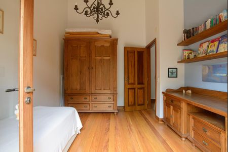 Casa de condomínio à venda com 416m², 4 quartos e 4 vagas Casa de condomínio à venda com 416m², 4 quartos e 4 vagasQuarto 4