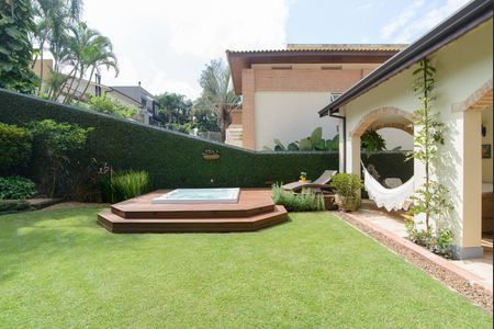 Casa de condomínio à venda com 416m², 4 quartos e 4 vagas Casa de condomínio à venda com 416m², 4 quartos e 4 vagasÁrea externa