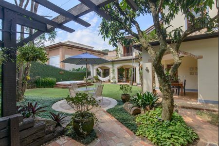 Casa de condomínio à venda com 416m², 4 quartos e 4 vagas Casa de condomínio à venda com 416m², 4 quartos e 4 vagasÁrea externa