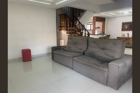 Casa de Condomínio para alugar com 6 quartos, 220m² em Vargem Pequena, Rio de Janeiro