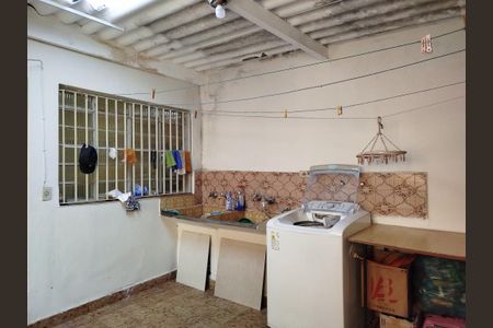 Casa à venda com 102m², 5 quartos e 3 vagasCasa 1: área de serviço