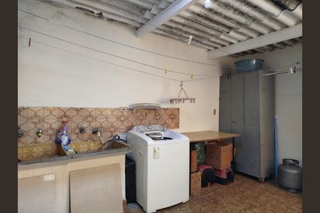 Casa à venda com 102m², 5 quartos e 3 vagasCasa 1: área de serviço
