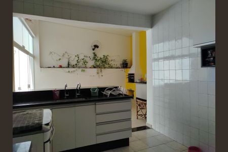Casa à venda com 102m², 5 quartos e 3 vagasCasa 2: cozinha americana