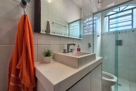 Casa à venda com 132m², 3 quartos e 2 vagas Casa à venda com 132m², 3 quartos e 2 vagasBanheiro