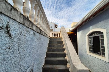 Casa à venda com 132m², 3 quartos e 2 vagas Casa à venda com 132m², 3 quartos e 2 vagasEscada