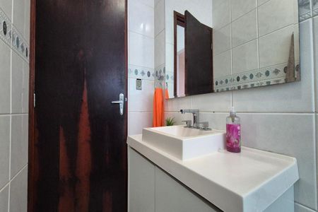 Casa à venda com 132m², 3 quartos e 2 vagas Casa à venda com 132m², 3 quartos e 2 vagasBanheiro