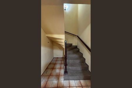 Casa para alugar com 243m², 3 quartos e 4 vagasEscada