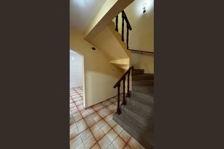 Casa para alugar com 243m², 3 quartos e 4 vagasEscada