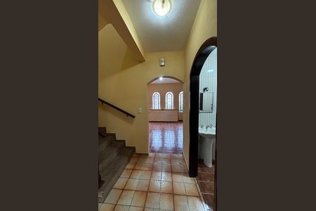Casa para alugar com 243m², 3 quartos e 4 vagasEscada