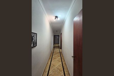 Casa à venda com 355m², 4 quartos e 3 vagas Casa à venda com 355m², 4 quartos e 3 vagasCorredor