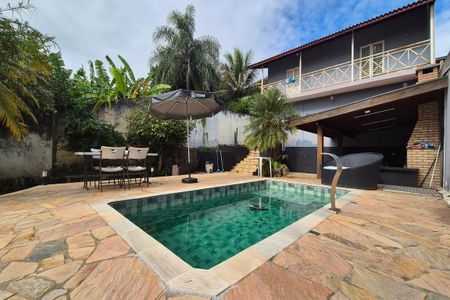 Casa à venda com 355m², 4 quartos e 3 vagas Casa à venda com 355m², 4 quartos e 3 vagasÁrea comum - Piscina