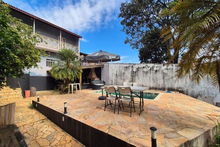 Casa à venda com 355m², 4 quartos e 3 vagas Casa à venda com 355m², 4 quartos e 3 vagasQuintal