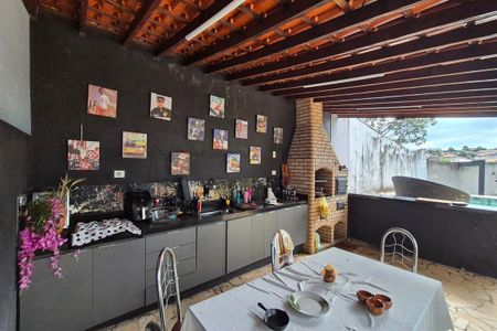 Casa à venda com 355m², 4 quartos e 3 vagas Casa à venda com 355m², 4 quartos e 3 vagasÁrea comum - Churrasqueira