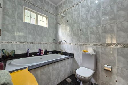 Casa à venda com 355m², 4 quartos e 3 vagas Casa à venda com 355m², 4 quartos e 3 vagasBanheiro da Suíte
