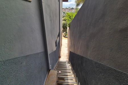 Casa à venda com 355m², 4 quartos e 3 vagas Casa à venda com 355m², 4 quartos e 3 vagasEscada