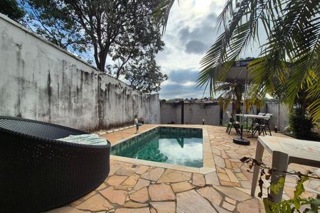 Casa à venda com 355m², 4 quartos e 3 vagas Casa à venda com 355m², 4 quartos e 3 vagasÁrea comum - Piscina