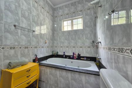 Casa à venda com 355m², 4 quartos e 3 vagas Casa à venda com 355m², 4 quartos e 3 vagasBanheiro da Suíte
